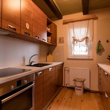 Сasa de vacaciones Cosy Hill Rucman With A Breathtaking View *